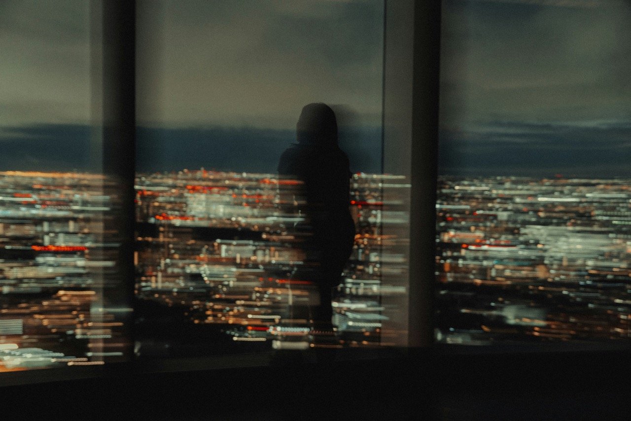 Ciudad nocturna con luces desenfocadas